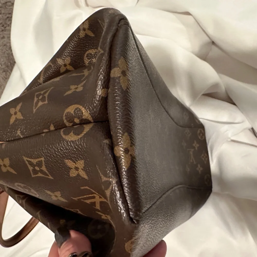 Louis Vuitton Rivoli MM - Picture 5 of 13